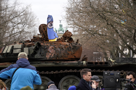 Zerstörter russischer Panzer vor der russischen Botschaft in Berlin