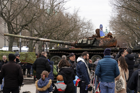 Zerstörter russischer Panzer vor der russischen Botschaft in Berlin