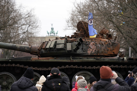 Zerstörter russischer Panzer vor der russischen Botschaft in Berlin