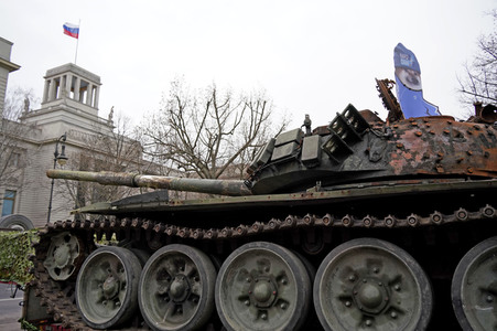 Zerstörter russischer Panzer vor der russischen Botschaft in Berlin