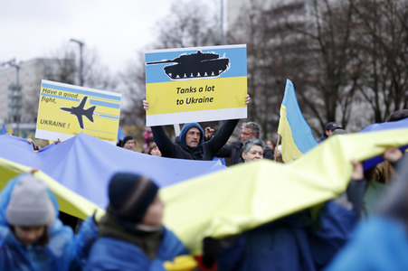 Demonstration für den Abzug russischer Truppen aus der Ukraine in Berlin