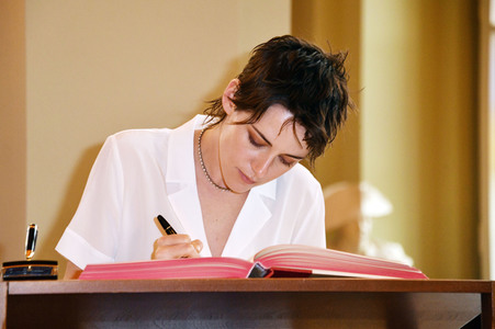 Einzeichnung der Jury in das Gästebuch von Berlin, Berlinale 2023