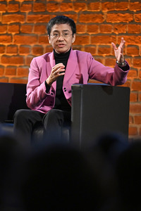 Maria Ressa und Bibiana Beglau auf der lit.Cologne 2023 in Köln