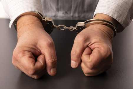 Symbolfoto Handschellen