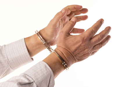 Symbolfoto Handschellen