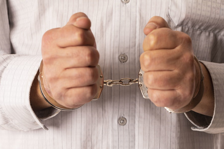 Symbolfoto Handschellen