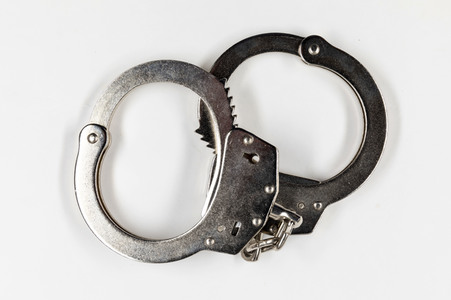 Symbolfoto Handschellen