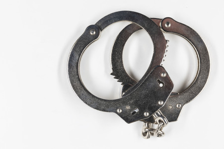 Symbolfoto Handschellen