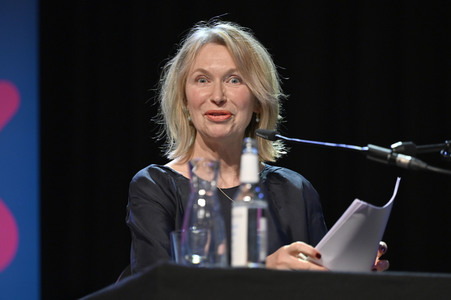 Jojo Moyes und Therese Hämer auf der lit.Cologne 2023 in Köln