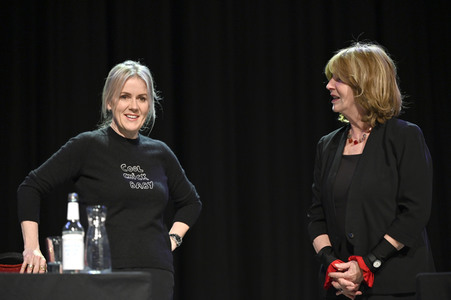 Jojo Moyes und Therese Hämer auf der lit.Cologne 2023 in Köln