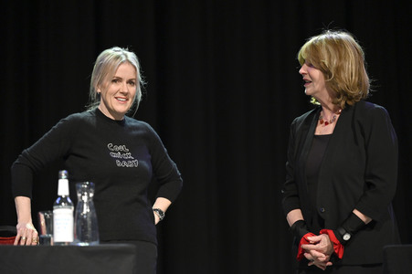Jojo Moyes und Therese Hämer auf der lit.Cologne 2023 in Köln