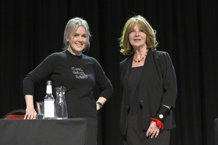 Jojo Moyes und Therese Hämer auf der lit.Cologne 2023 in Köln