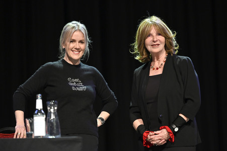 Jojo Moyes und Therese Hämer auf der lit.Cologne 2023 in Köln