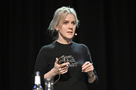 Jojo Moyes und Therese Hämer auf der lit.Cologne 2023 in Köln