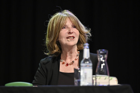 Jojo Moyes und Therese Hämer auf der lit.Cologne 2023 in Köln