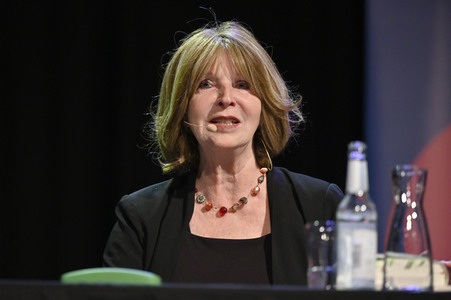 Jojo Moyes und Therese Hämer auf der lit.Cologne 2023 in Köln