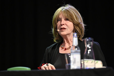 Jojo Moyes und Therese Hämer auf der lit.Cologne 2023 in Köln