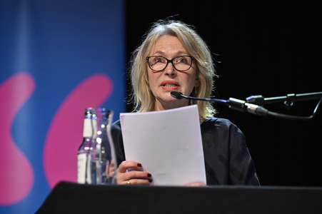 Jojo Moyes und Therese Hämer auf der lit.Cologne 2023 in Köln