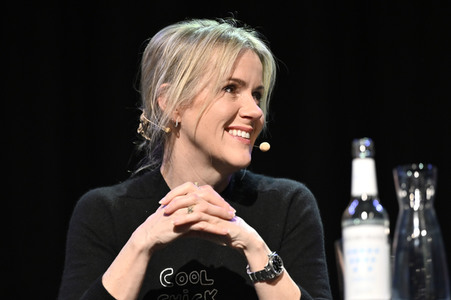 Jojo Moyes und Therese Hämer auf der lit.Cologne 2023 in Köln