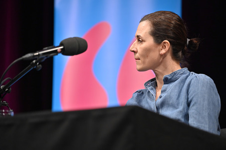 Lauren Groff und Nina Kunzendorf auf der lit.Cologne 2023 in Köln