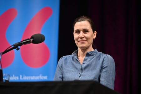 Lauren Groff und Nina Kunzendorf auf der lit.Cologne 2023 in Köln