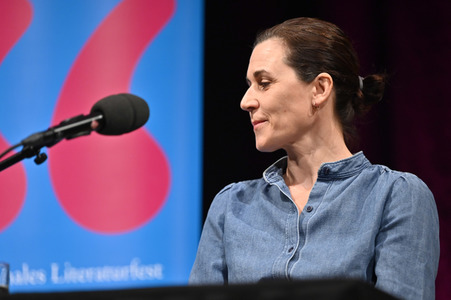 Lauren Groff und Nina Kunzendorf auf der lit.Cologne 2023 in Köln