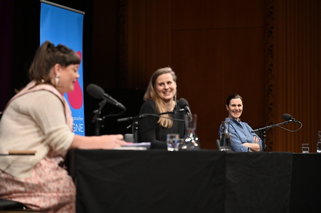Lauren Groff und Nina Kunzendorf auf der lit.Cologne 2023 in Köln