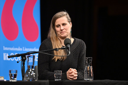 Lauren Groff und Nina Kunzendorf auf der lit.Cologne 2023 in Köln