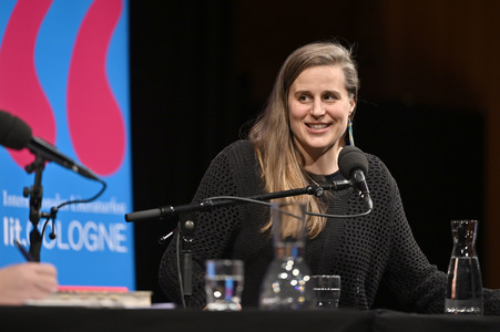 Lauren Groff und Nina Kunzendorf auf der lit.Cologne 2023 in Köln