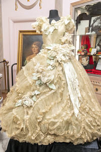 Enthüllung von Mary Pickfords Kleid im Hollywood Museum in Los Angeles