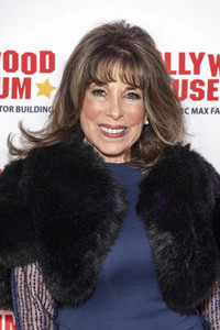 Enthüllung von Mary Pickfords Kleid im Hollywood Museum in Los Angeles