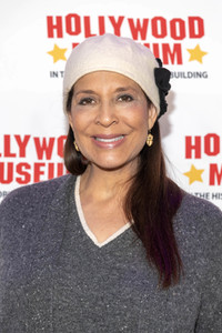 Enthüllung von Mary Pickfords Kleid im Hollywood Museum in Los Angeles