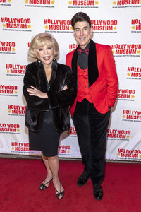 Enthüllung von Mary Pickfords Kleid im Hollywood Museum in Los Angeles