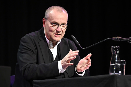 Claudia Michelsen, Fabian Hinrichs und Knut Elstermann auf der lit.Cologne 2023 in Köln