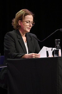 Claudia Michelsen, Fabian Hinrichs und Knut Elstermann auf der lit.Cologne 2023 in Köln