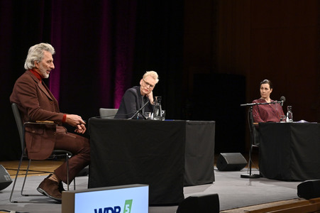 Nina Kunzendorf, Rufus Beck und Bärbel Schäfer auf der lit.Cologne 2023 in Köln