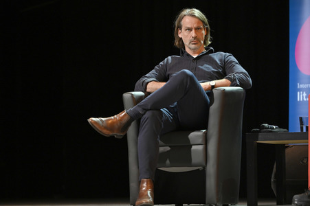 Svenja Flaßpöhler, Michel Friedman und Richard David Precht auf der lit.Cologne 2023 in Köln