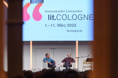 Ian McEwan, Bernhard Robben und Ulrich Noethen auf der lit.Cologne 2023 in Köln