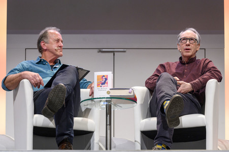 Ian McEwan, Bernhard Robben und Ulrich Noethen auf der lit.Cologne 2023 in Köln