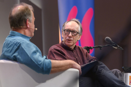 Ian McEwan, Bernhard Robben und Ulrich Noethen auf der lit.Cologne 2023 in Köln