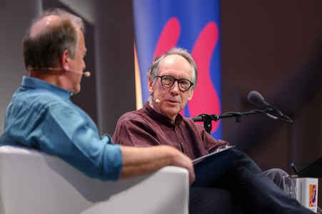 Ian McEwan, Bernhard Robben und Ulrich Noethen auf der lit.Cologne 2023 in Köln