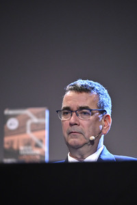 Mick Herron und Dietmar Bär auf der lit.Cologne 2023 in Köln