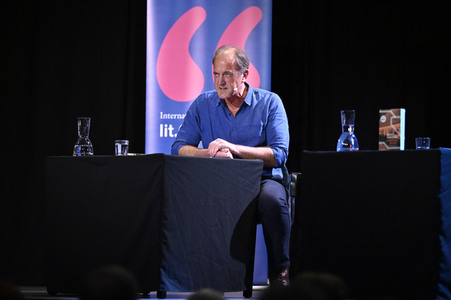 Mick Herron und Dietmar Bär auf der lit.Cologne 2023 in Köln