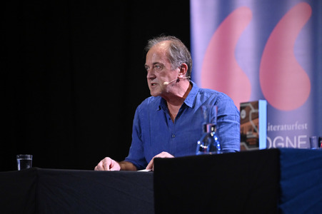 Mick Herron und Dietmar Bär auf der lit.Cologne 2023 in Köln