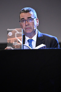 Mick Herron und Dietmar Bär auf der lit.Cologne 2023 in Köln