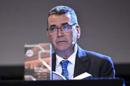 Mick Herron und Dietmar Bär auf der lit.Cologne 2023 in Köln