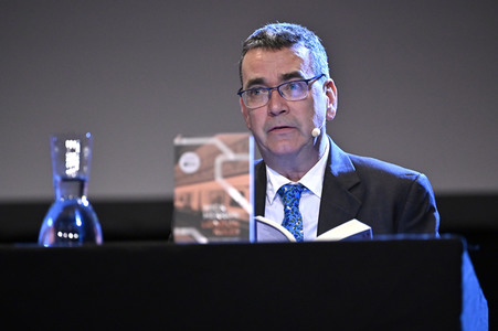 Mick Herron und Dietmar Bär auf der lit.Cologne 2023 in Köln