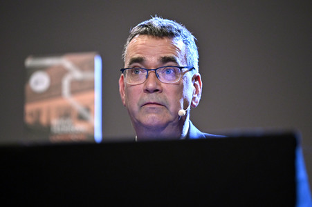 Mick Herron und Dietmar Bär auf der lit.Cologne 2023 in Köln