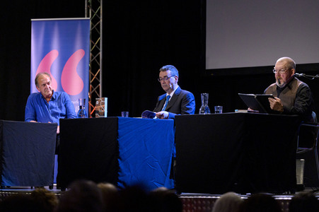 Mick Herron und Dietmar Bär auf der lit.Cologne 2023 in Köln