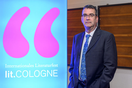 Mick Herron und Dietmar Bär auf der lit.Cologne 2023 in Köln